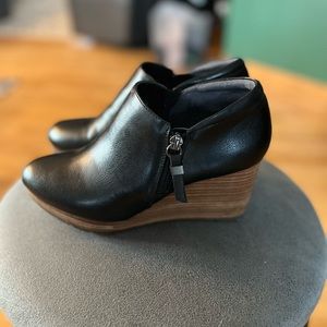 🖤 DR. SCHOLL’S BLACK TAN WEDGE BOOTIE!